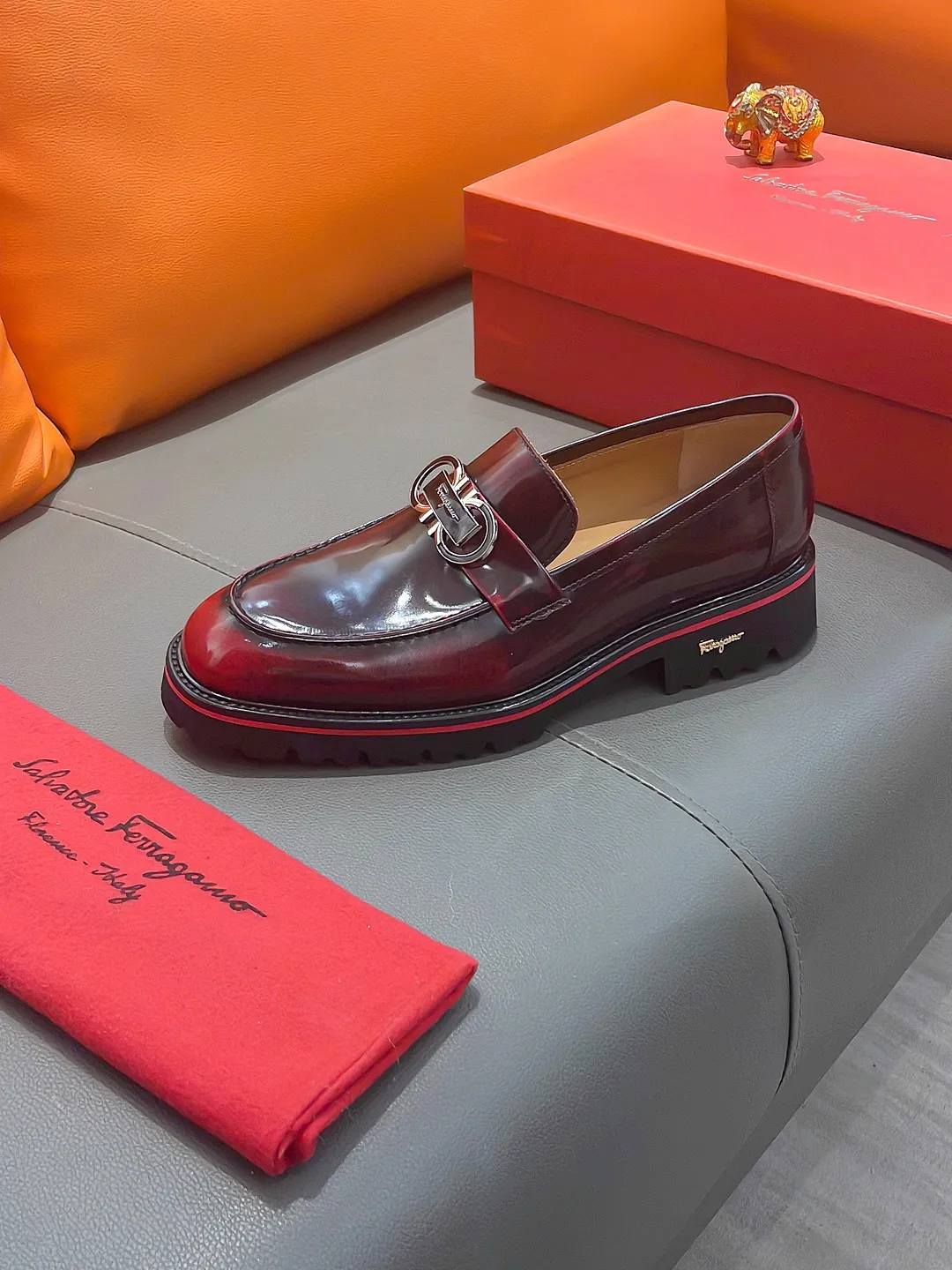 Men's shoes FERRAGAMO "Ferragamo" P540 Regular size: 39-44 (38, 45, 46, 47 customized) (suit shoes) Product materials: Selected first-layer cowhide upper, imported sheepskin lining; original outsole.